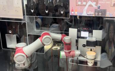 走进成都大运村 科技产品为大赛注入便利和魅力