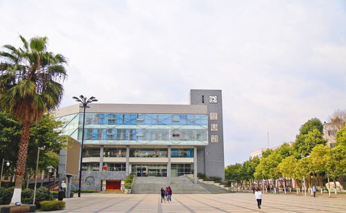 成都农业科技职业学院欢迎您 科技与自然交融的校园风光