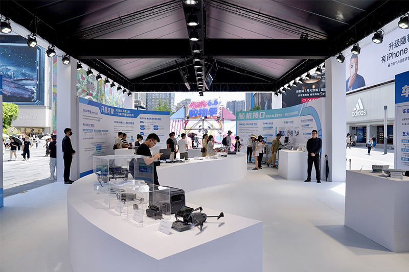 立园满园·首发春熙 未来产品“穿越”到春熙路广场 成都科技